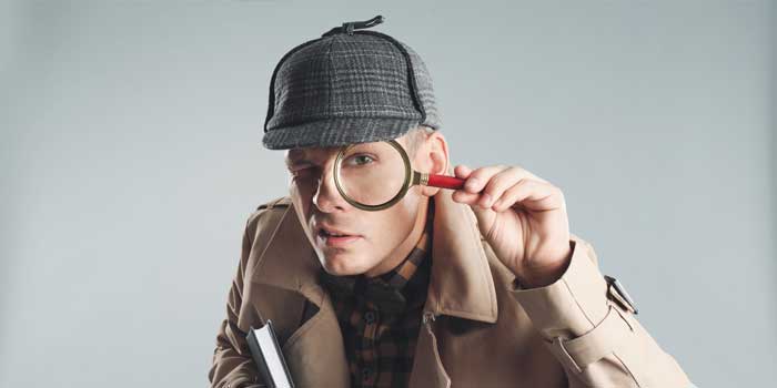 虫眼鏡を使う探偵