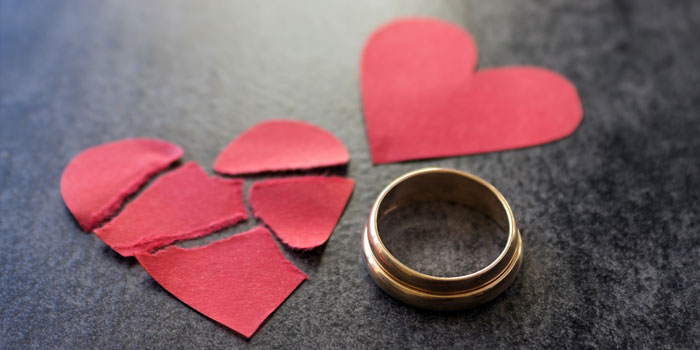 破れたハートの色紙と結婚指輪